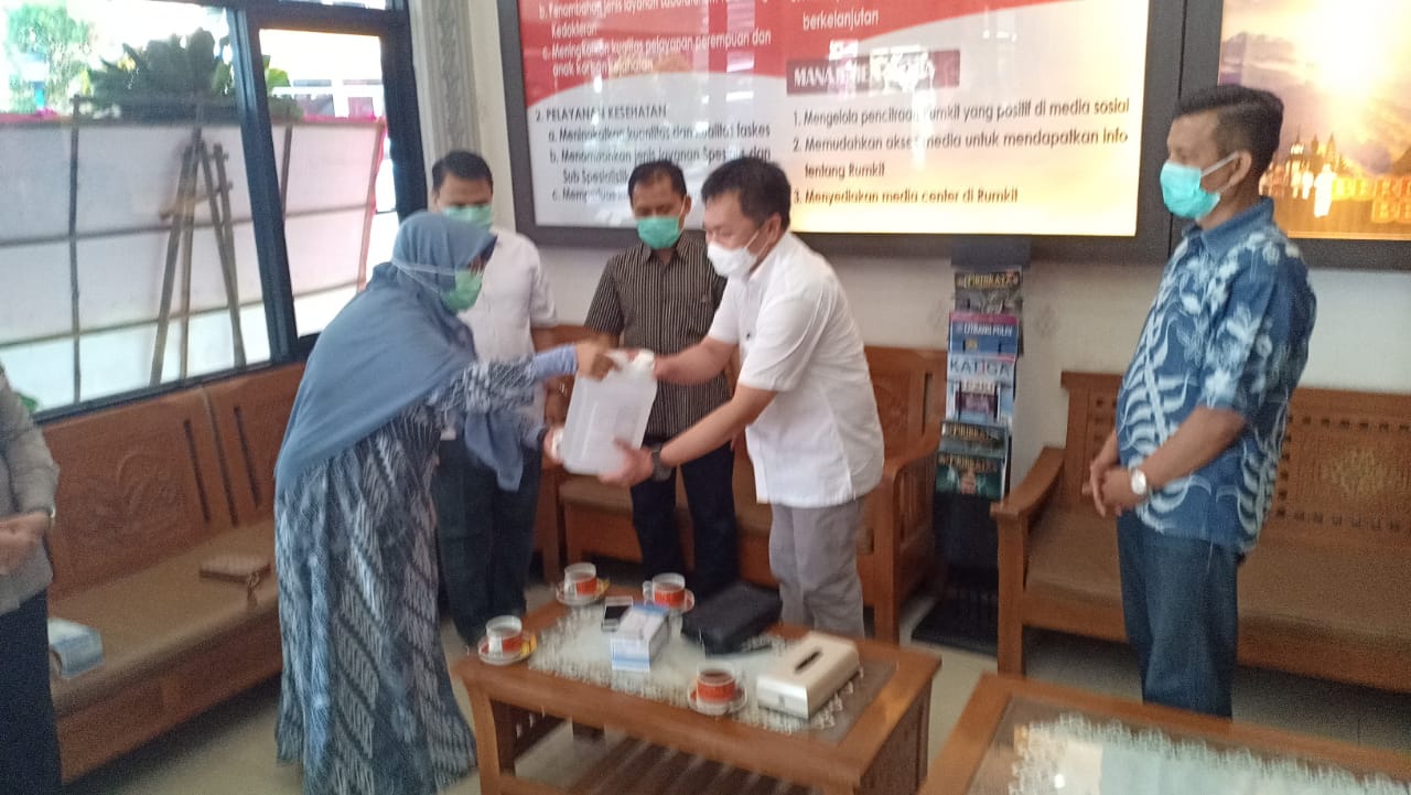 Anggota FPKS Berikan Bantuan Masker dan Hand Sanitizer ke RS Polri Kramat Jati